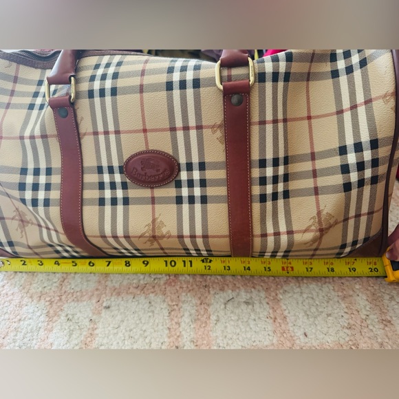 Burberry luggage bag size 45 in very good condition. comes with strap.Minor used - Picture 7 of 11